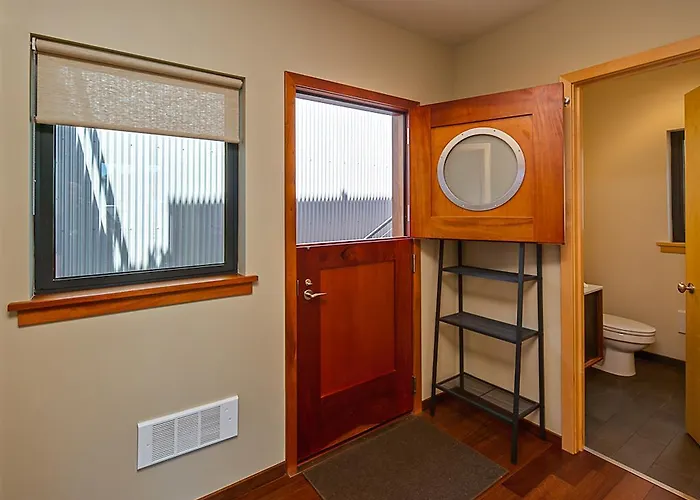 Island Inn At 123 West